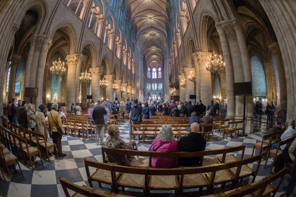 -2016 年 5 月 1 日-法国巴黎圣母院大教堂的弥撒拥挤 — 图库照片