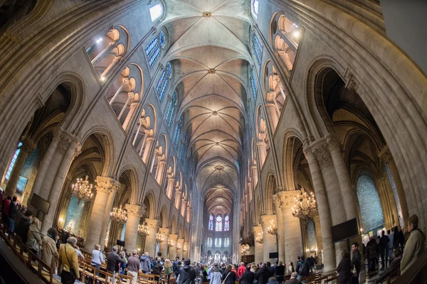 -2016 年 5 月 1 日-法国巴黎圣母院大教堂的弥撒拥挤 — 图库照片