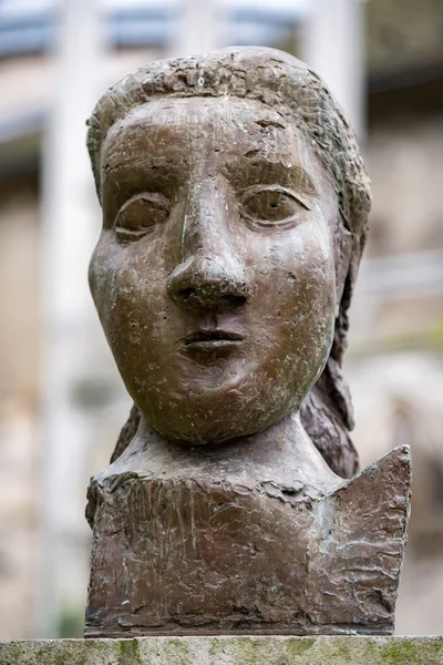 Статуя Гийома Аполлинера в Париже — стоковое фото