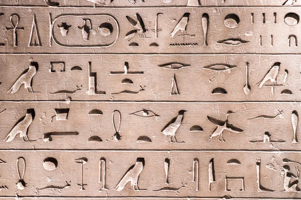 Hieróglifos antigos em detalhe de pedra — Fotografia de Stock