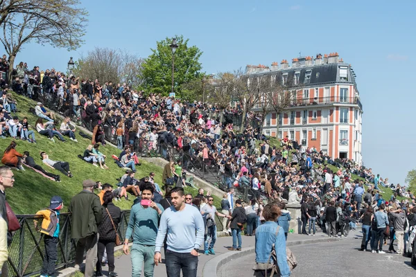 PARÍS, FRANCIA - 1 DE MAYO DE 2016 - Escalera de Montmartre llena de gente para el domingo día soleado — Foto de Stock