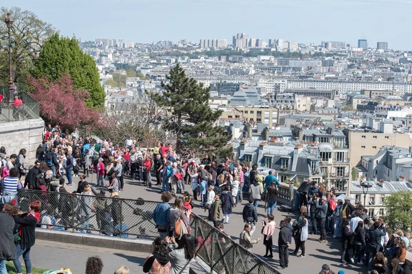 PARIS, FRANCE - MAY 1 2016 - Montmartre stairway crowded of people for sunday sunny day — Stock Photo, Image