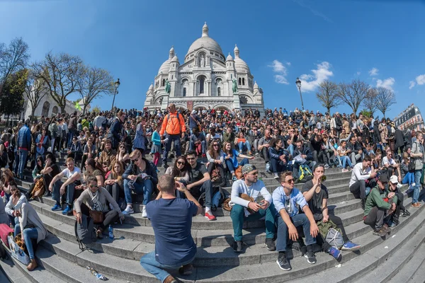 PARÍS, FRANCIA - 1 DE MAYO DE 2016 - Escalera de Montmartre llena de gente para el domingo día soleado — Foto de Stock