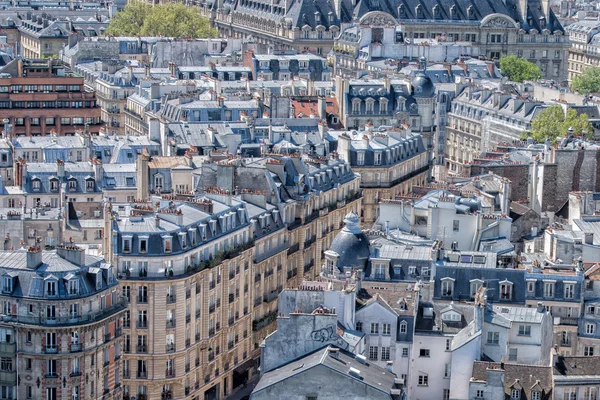 Крыши Парижа и здание cityview — стоковое фото