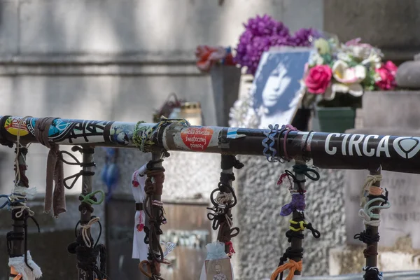 PARIGI, FRANCIA - 2 MAGGIO 2016: Jim Morrison tomba nel cimitero di Pere-Lachaise — Foto Stock