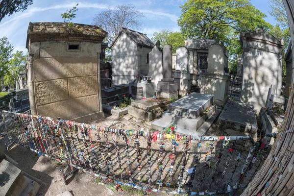 PARIS, FRANCE - MAY 2, 2016: Jim Morrison grave in Pere-Lachaise cemetery — Stock Photo, Image