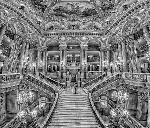 PARÍS, FRANCIA - 3 DE MAYO DE 2016: ópera paris vista interior de la escalera — Foto de Stock