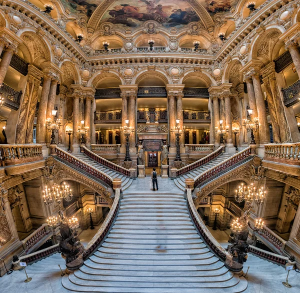 パリ, フランス - 2016 年 5 月 3 日: オペラ パリ階段の内部ビュー — ストック写真
