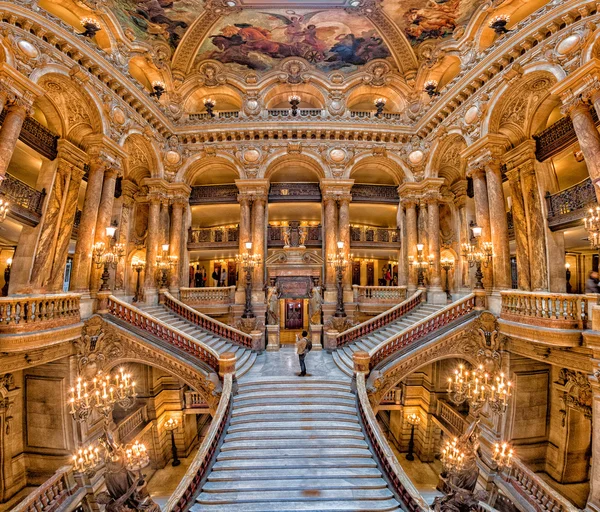 Paris, Francja - 3 maja 2016: opera paris widok wnetrze schodów — Zdjęcie stockowe