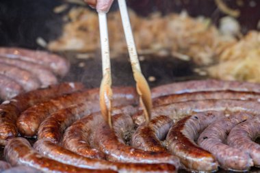 sosis ızgara üzerinde pişirme sırasında