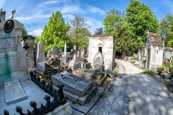 PARIS, FRANCE - MAY 2, 2016: old graves in Pere-Lachaise cemetery — Stock Photo, Image