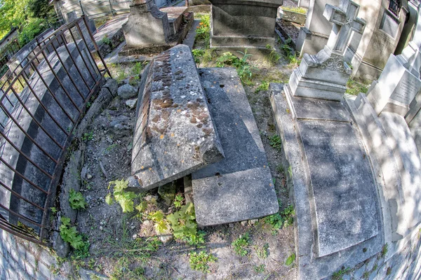 PARIS, FRANCE - MAY 2, 2016: old graves in Pere-Lachaise cemetery — Stock Photo, Image