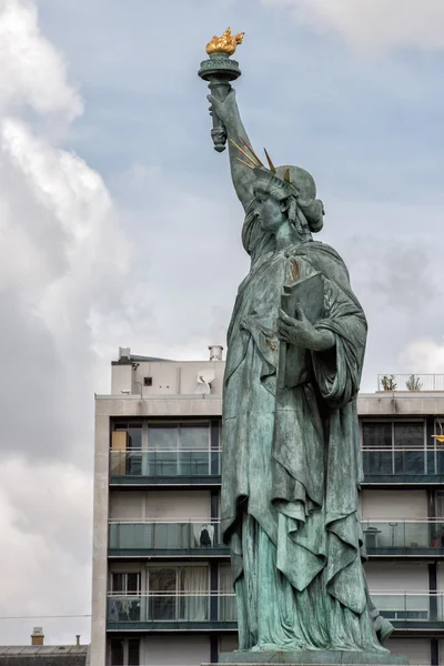 París Estatua de la libertad en el río —  Fotos de Stock