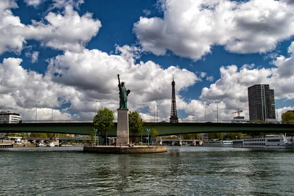 Paris Nehri üzerinde Özgürlük heykeli — Stok fotoğraf