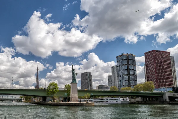 Париж статуя свободи на річці — стокове фото