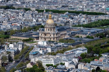 Paris güneşli mavi gökyüzü havadan görünümü 