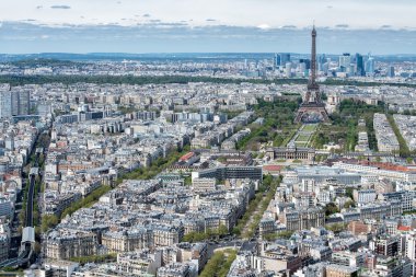 Paris güneşli mavi gökyüzü havadan görünümü 
