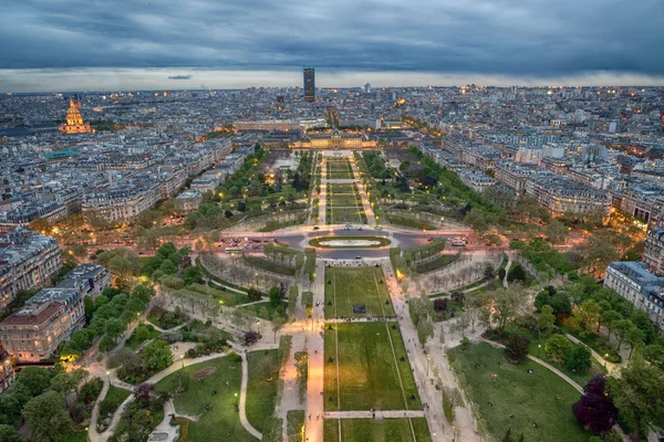 Vista nocturna de París desde el tour eiffel — Foto de Stock