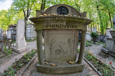 Paris, Fransa - 2 Mayıs 2016: Parmentier patates İthalatçı ABD Avrupa mezarda Pere-Lachaise mezarlığı homeopaty kurucusu