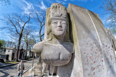 Paris, Fransa - 2 Mayıs 2016: Oscar Wilde mezarda Pere-Lachaise mezarlığı homeopaty kurucusu