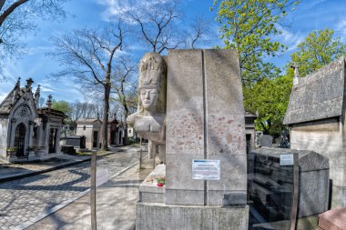 Paris, Fransa - 2 Mayıs 2016: Oscar Wilde mezarda Pere-Lachaise mezarlığı homeopaty kurucusu