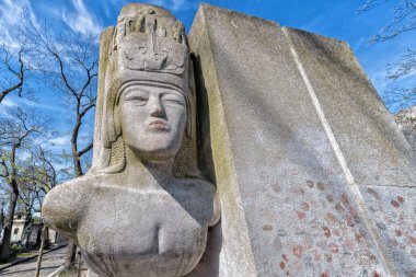 Paris, Fransa - 2 Mayıs 2016: Oscar Wilde mezarda Pere-Lachaise mezarlığı homeopaty kurucusu