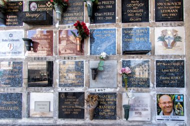 Paris, Fransa - 2 Mayıs 2016: Laurent Fignon Bisiklete binme Fransız şampiyonu mezarda Pere-Lachaise mezarlığı homeopaty kurucusu