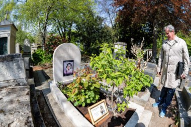 Paris, Fransa - 2 Mayıs 2016: Annie Girardot mezarda Pere-Lachaise mezarlığı homeopaty kurucusu