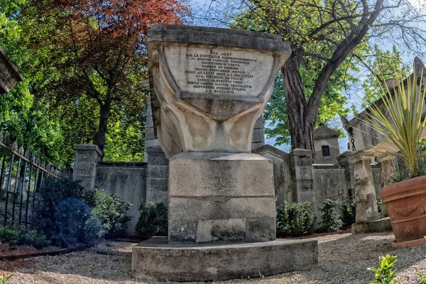 PARIS, FRANÇA - 2 de maio de 2016: sepulturas antigas no cemitério de Pere-Lachaise — Fotografia de Stock