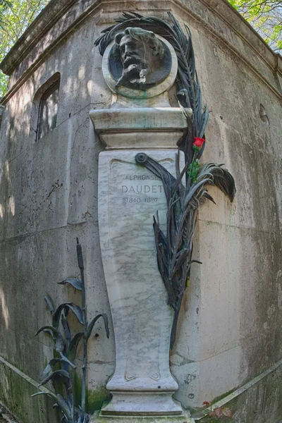 PARIGI, FRANCIA - 2 MAGGIO 2016: Alphonse Daudet la chevre de monsieur seguin autore tomba nel cimitero di Pere-Lachaise omeopata fondatore — Foto Stock