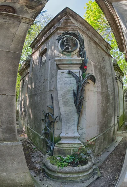Paris, Frankrike - 2 maj 2016: Alphonse Daudet la chevre de monsieur seguin författare grav i Pere-Lachaise-kyrkogården homeopaty grundare — Stockfoto