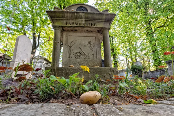 PARIGI, FRANCIA - 2 MAGGIO 2016: Importatore di patate Parmentier dagli Stati Uniti in Europa tomba nel cimitero di Pere-Lachaise omeopata fondatore — Foto Stock