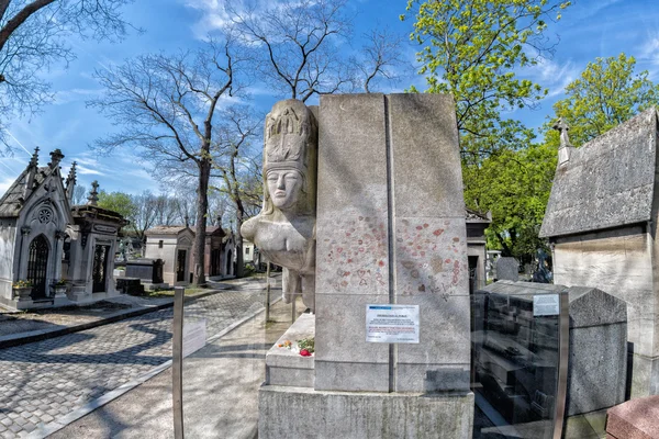 PARIGI, FRANCIA - 2 MAGGIO 2016: Oscar Wilde tomba nel cimitero di Pere-Lachaise omeopata fondatore — Foto Stock