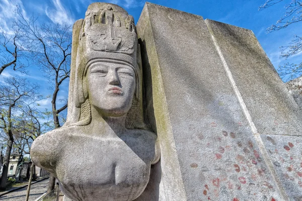 Paříž, Francie - 2 května 2016: Oscar Wilde hrob v Pere-Lachaise hřbitov homeopaty zakladatel — Stock fotografie