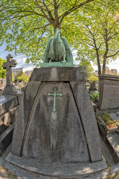 PARIGI, FRANCIA - 2 MAGGIO 2016: vecchie tombe nel cimitero di Pere-Lachaise — Foto Stock