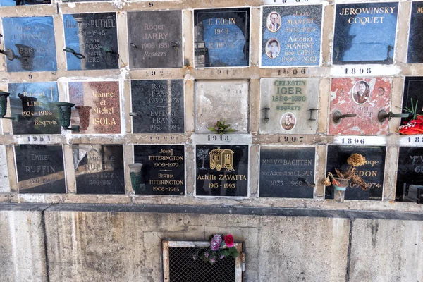 PARÍS, FRANCIA - 2 DE MAYO DE 2016: Tumba de payaso de circo de Achille Zavatta en el cementerio de Pere-Lachaise — Foto de Stock