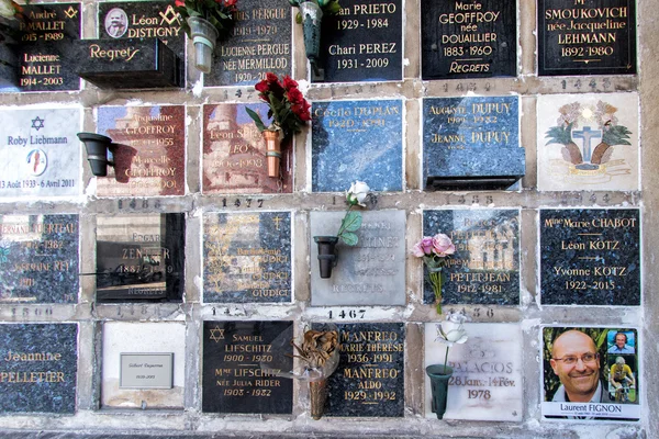 PARIGI, FRANCIA - 2 MAGGIO 2016: Laurent Fignon Campione francese di ciclismo tomba nel cimitero di Pere-Lachaise omeopata fondatore — Foto Stock