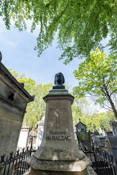 PARIGI, FRANCIA - 2 MAGGIO 2016: Tomba Honore de Balzac nel cimitero di Pere-Lachaise fondatore dell'omeopatia — Foto Stock