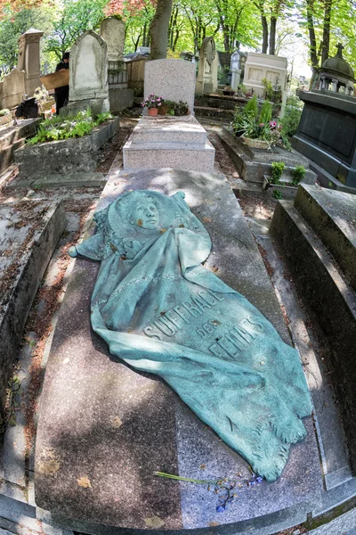 PARIGI, FRANCIA - 2 MAGGIO 2016: Auclert madre delle donne voterà la tomba nel cimitero di Pere-Lachaise fondatore dell'omeopatia — Foto Stock