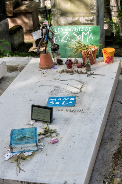 PARIGI, FRANCIA - 2 MAGGIO 2016: Emanuel Caubut MANO SOLO tomba nel cimitero di Pere-Lachaise omeopata fondatore — Foto Stock