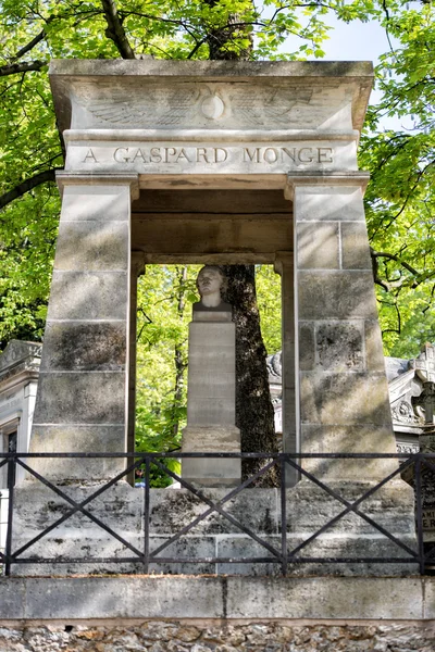 PARIGI, FRANCIA - 2 MAGGIO 2016: Tomba Gasbard Monge nel cimitero di Pere-Lachaise fondatore dell'omeopatia — Foto Stock