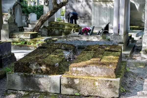 PARIGI, FRANCIA - 2 MAGGIO 2016: vecchie tombe nel cimitero di Pere-Lachaise — Foto Stock