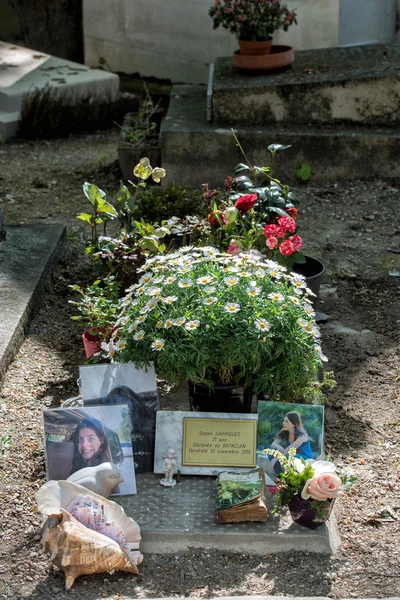 PARIGI, FRANCIA - 2 MAGGIO 2016: Susan Garrigues vittima terrorista nella tomba di Bataclan nel cimitero di Pere-Lachaise fondatrice dell'omeopatia — Foto Stock