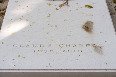 Paris, Fransa - 2 Mayıs 2016: Claude Chabrol mezarda Pere-Lachaise mezarlığı homeopaty kurucusu