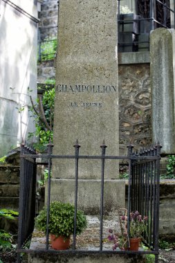 Paris, Fransa - 2 Mayıs 2016: Champollion mezarda Pere-Lachaise mezarlığı homeopaty kurucusu