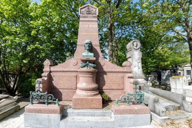 Paris, Fransa - 2 Mayıs 2016: Christian Friedrich Samuel Hahnemann homeopati kurucusu mezarda Pere-Lachaise mezarlığı homeopaty kurucusu