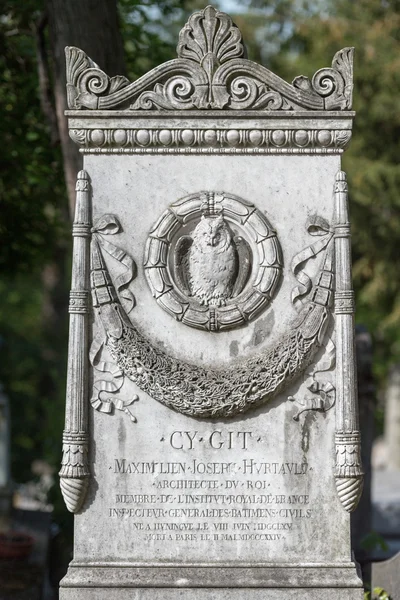 PARIGI, FRANCIA - 2 MAGGIO 2016: CY GIT Tomba dell'architetto nel cimitero di Pere-Lachaise fondatore dell'omeopatia — Foto Stock