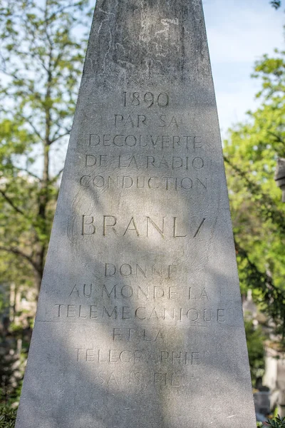 PARIGI, FRANCIA - 2 MAGGIO 2016: Branly telegrafo inventore tomba nel cimitero di Pere-Lachaise omeopata fondatore — Foto Stock