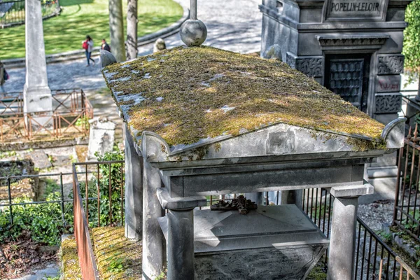 Paris, Frankrijk - 2 mei 2016: oude graven op de begraafplaats Pere Lachaise — Stockfoto