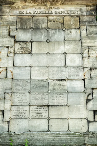 PARÍS, FRANCIA - 2 DE MAYO DE 2016: tumbas antiguas en el cementerio de Pere-Lachaise — Foto de Stock